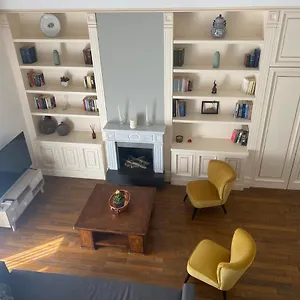 https://la-pinta-elegante-appartamento-al-vomero.hotels-amalfi.com
